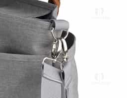 Nossa bolsa multifuncional de 8 litros é projetada para se adaptar a diferentes ocasiões. Produzida em poliéster com tecido resistente à água, possui alças em couro sintético que combinam com um design moderno e prático, ideal para guardar diversos itens, como os de bebê, trabalho e afins. A parte interna oferece um espaço amplo e adaptável, com duas divisórias contendo velcro que permitem criar até três compartimentos separados. Além disso, possui um bolso com zíper e três bolsos internos, sendo um deles com elástico para facilitar o acesso. O fechamento da bolsa é feito por um compartimento que protege a parte central. Para torná-la ainda mais funcional, conta com um compartimento térmico integrado, ajudando a manter a bebida na temperatura ideal por mais tempo. Na parte externa, há cinco bolsos adicionais, além de um engate de nylon com fechamento em velcro, perfeito para prender em carrinhos de bebê ou onde desejar. Suas alças podem ser usadas no ombro ou nas mãos. Além disso, conta com uma alça extra ajustável e removível, oferecendo mais versatilidade sempre que necessário. Essa bolsa é uma excelente opção de brinde, unindo modernidade e praticidade.