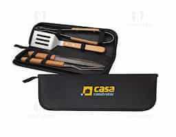 Prepare churrascos memoráveis e deliciosos com o nosso kit  com quatro peças essenciais: espátula, garfo, pegador e faca de 7 polegadas, todas em aço inox com cabos de madeira, acomodadas em um estojo de nylon que facilita o armazenamento e transporte. Para maior exclusividade, acompanha uma plaquinha metálica personalizável com verso autoadesivo.