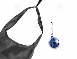 Reutilizável e super versátil! Nossa sacola portátil é ideal para atender as mais diversas necessidades do dia a dia, como compras rápidas, caminhadas e outras situações em que seja necessário usar uma sacola. Feita de nylon, ela substitui as sacolas plásticas, podendo ser reutilizada inúmeras vezes. Para utilizá-la, puxe através da alça para descompactá-la, e para guardá-la, rebobine o estojo.