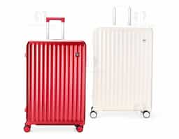 Pensada para tornar as viagens mais práticas e confortáveis, esta mala combina estrutura resistente com design exclusivo e espaço para personalização. Leve e ideal para acompanhar suas viagens, ela conta com espaço interno com divisória, que contém bolso em tela e outro espaço com cinta compressora para manter tudo no lugar. Além disso, conta com 4 apoios laterais para descanso e 4 rodas com giro 360°, oferecendo facilidade de locomoção em qualquer direção. Seu puxador ergonômico ajustável, 2 alças de mãos e cadeado TSA garantem máxima proteção e mobilidade. A escolha perfeita para quem busca uma mala espaçosa, fácil de manusear e que proporciona praticidade e segurança durante as viagens.