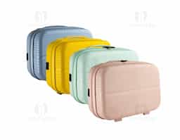 Frasqueira de plástico rígido, projetada para oferecer praticidade e proteção aos seus pertences. Possui compartimento interno que garante que os itens fiquem organizados durante a viagem e bolso com tela para itens menores. Ainda conta com uma alça de mão e um elástico traseiro para fácil encaixe em malas maiores, facilitando o transporte em deslocamentos. Além disso, possui 4 apoios reforçados que proporcionam maior estabilidade ao ser posicionada em superfícies. Ideal para quem busca uma solução prática, resistente e elegante para levar itens essenciais com segurança.