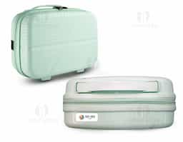 Frasqueira de plástico rígido, projetada para oferecer praticidade e proteção aos seus pertences. Possui compartimento interno que garante que os itens fiquem organizados durante a viagem e bolso com tela para itens menores. Ainda conta com uma alça de mão e um elástico traseiro para fácil encaixe em malas maiores, facilitando o transporte em deslocamentos. Além disso, possui 4 apoios reforçados que proporcionam maior estabilidade ao ser posicionada em superfícies. Ideal para quem busca uma solução prática, resistente e elegante para levar itens essenciais com segurança.