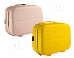 Frasqueira de plástico rígido, projetada para oferecer praticidade e proteção aos seus pertences. Possui compartimento interno que garante que os itens fiquem organizados durante a viagem e bolso com tela para itens menores. Ainda conta com uma alça de mão e um elástico traseiro para fácil encaixe em malas maiores, facilitando o transporte em deslocamentos. Além disso, possui 4 apoios reforçados que proporcionam maior estabilidade ao ser posicionada em superfícies. Ideal para quem busca uma solução prática, resistente e elegante para levar itens essenciais com segurança.