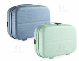 Frasqueira de plástico rígido, projetada para oferecer praticidade e proteção aos seus pertences. Possui compartimento interno que garante que os itens fiquem organizados durante a viagem e bolso com tela para itens menores. Ainda conta com uma alça de mão e um elástico traseiro para fácil encaixe em malas maiores, facilitando o transporte em deslocamentos. Além disso, possui 4 apoios reforçados que proporcionam maior estabilidade ao ser posicionada em superfícies. Ideal para quem busca uma solução prática, resistente e elegante para levar itens essenciais com segurança.