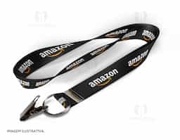 Cordão de 120 cm de comprimento e 2,5 cm de largura, com jacaré na argola, ideal para oferecer segurança no fechamento e praticidade no uso. Sua estrutura robusta e o detalhe do jacaré proporcionam resistência e um toque funcional para o dia a dia.