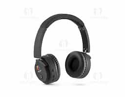 Fones de ouvido sem fios em ABS e tecido com ligação BT 5.0. O acabamento destaca-se por ser emborrachado, completado com detalhes em tecido. Ideais para complementar qualquer estilo e ouvir música sem parar, graças às 16h de autonomia e tempo de carregamento de 3h. Incluso, ainda, função mãos livres e microfone. A potência é de 32O e a frequência 20Hz-20kHz. Fornecidos em caixa presente preta com cabo de carregamento USB/micro USB. 95 x 155 x 52 mm | Caixa: 209 x 224 x 52 mm