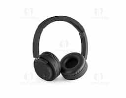 Fones de ouvido sem fios em ABS e tecido com ligação BT 5.0. O acabamento destaca-se por ser emborrachado, completado com detalhes em tecido. Ideais para complementar qualquer estilo e ouvir música sem parar, graças às 16h de autonomia e tempo de carregamento de 3h. Incluso, ainda, função mãos livres e microfone. A potência é de 32O e a frequência 20Hz-20kHz. Fornecidos em caixa presente preta com cabo de carregamento USB/micro USB. 95 x 155 x 52 mm | Caixa: 209 x 224 x 52 mm