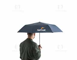 Guarda-chuva em poliéster 100% reciclado 190T pongee, com varetas em fibra de vidro e pega em PP. O guarda-chuva, dobrável em 3 secções, tem abertura automática e é à prova de vento.