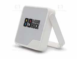 Coluna portátil em ABS (100% rABS) com proteção à prova d'água IPX7. Desfrute de uma qualidade de som superior graças aos graves profundos e aos 5W de potência sonora. O sistema TWS permite obter uma experiência mais imersiva, pois permite conectar 2 colunas Dipster em simultâneo, funcionado em estéreo uma como o canal esquerdo e outra como o direito. Graças à bateria de grande capacidade, 1.800mAh, permite um tempo de reprodução aproximado de 11 horas. O microfone incorporado permite que esta coluna seja usada para fazer chamadas telefónicas, como dispositivo de áudio para vídeo conferências e a integração com o assistente de voz Siri. Incluso cabo USB-A para USB-C para carregamento da bateria