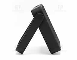 Coluna portátil em ABS (100% rABS) com proteção à prova d'água IPX7. Desfrute de uma qualidade de som superior graças aos graves profundos e aos 5W de potência sonora. O sistema TWS permite obter uma experiência mais imersiva, pois permite conectar 2 colunas Dipster em simultâneo, funcionado em estéreo uma como o canal esquerdo e outra como o direito. Graças à bateria de grande capacidade, 1.800mAh, permite um tempo de reprodução aproximado de 11 horas. O microfone incorporado permite que esta coluna seja usada para fazer chamadas telefónicas, como dispositivo de áudio para vídeo conferências e a integração com o assistente de voz Siri. Incluso cabo USB-A para USB-C para carregamento da bateria
