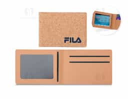 Nosso porta-cartão apresenta um design compacto e funcional. Feito de cortiça, traz um visual rústico combinado com a parte interna em couro sintético, criando um contraste elegante. Possui três compartimentos, incluindo um com visor transparente, que facilita na hora de encontrar o cartão. Perfeito para quem busca organização e segurança para os cartões no dia a dia.