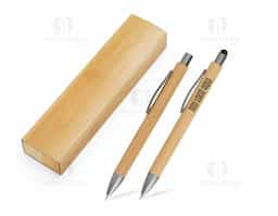 Nosso Kit Ecológico de Caneta e Lapiseira de Bambu é excelente para quem busca um toque sustentável no dia a dia. A lapiseira possui acionamento por clique, e a caneta conta com carga esferográfica azul de 1.0mm e função touch para quem precisa de toques precisos em dispositivos. Além disso, acompanha uma embalagem que imita bambu. Uma ótima escolha para presentes corporativos ou para quem ama escrever sem abrir mão da consciência ecológica!