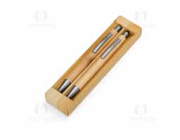 Nosso Kit Ecológico de Caneta e Lapiseira de Bambu é excelente para quem busca um toque sustentável no dia a dia. A lapiseira possui acionamento por clique, e a caneta conta com carga esferográfica azul de 1.0mm e função touch para quem precisa de toques precisos em dispositivos. Além disso, acompanha uma embalagem que imita bambu. Uma ótima escolha para presentes corporativos ou para quem ama escrever sem abrir mão da consciência ecológica!