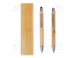 Nosso Kit Ecológico de Caneta e Lapiseira de Bambu é excelente para quem busca um toque sustentável no dia a dia. A lapiseira possui acionamento por clique, e a caneta conta com carga esferográfica azul de 1.0mm e função touch para quem precisa de toques precisos em dispositivos. Além disso, acompanha uma embalagem que imita bambu. Uma ótima escolha para presentes corporativos ou para quem ama escrever sem abrir mão da consciência ecológica!