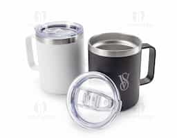 Caneca térmica de inox com capacidade de 350ml, ideal para manter bebidas quentes ou frias por mais tempo. Possui parede dupla para melhor isolamento térmico, garantindo mais eficiência. Acompanha tampa acrílica com bocal para facilitar o consumo e trava de segurança para evitar vazamentos. Compacta e durável, é perfeita para o dia a dia, trabalho, viagens ou atividades ao ar livre.