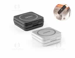 Carregador magnético wireless super rápido dobrável em ABS 100% reciclado, permite carregar três dispositivos simultaneamente: celular 15W, fones de ouvido 5W e smartwatch 2,5W, com tecnologia de carregamento sem fios. Incluso um grip magnético extra para ser colocado nos smartphones que não tenham e um cabo de carregamento rápido USB-C. Ideal para usar no escritório e levar em viagem. O produto também pode ser utilizado como suporte. Fornecida em caixa presente de papel kraft. Dobrado: 70 x 70 x 25 mm | Caixa: 110 x 90 x 36 mm
