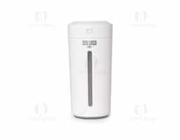 O umidificador de ar com LED é feito de plástico resistente e conta com luzes coloridas que mudam de cor. Ele purifica o ar, reduzindo eletricidade estática e poluentes, enquanto sua névoa fina melhora a qualidade do ambiente. Com capacidade de 230ml, possui base antiderrapante e alimentação via cabo USB, compatível com computadores, carregadores e powerbanks. Acompanha cabo USB-V8.