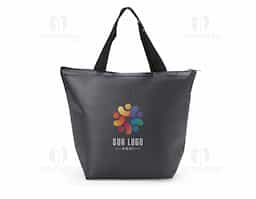 Compacta mas com muito espaço! Nossa bolsa térmica, feita em TNT possui forro térmico com lâminas de alumínio e capacidade de até 7L. Seja para um piquenique no parque, uma viagem à praia ou simplesmente para o transporte diário de alimentos e bebidas, esta bolsa térmica é a solução perfeita.