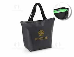 Compacta mas com muito espaço! Nossa bolsa térmica, feita em TNT possui forro térmico com lâminas de alumínio e capacidade de até 7L. Seja para um piquenique no parque, uma viagem à praia ou simplesmente para o transporte diário de alimentos e bebidas, esta bolsa térmica é a solução perfeita.