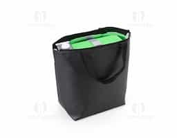 Compacta mas com muito espaço! Nossa bolsa térmica, feita em TNT possui forro térmico com lâminas de alumínio e capacidade de até 7L. Seja para um piquenique no parque, uma viagem à praia ou simplesmente para o transporte diário de alimentos e bebidas, esta bolsa térmica é a solução perfeita.