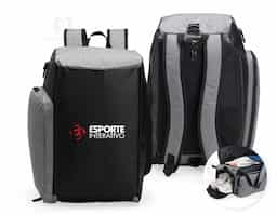 Versátil e pronta para o dia a dia! Mochila de 32 litros, resistente à água e feita em poliéster com detalhes emborrachados, conta com três compartimentos, sendo o principal com bolso para notebook de até 13 polegadas, além de um compartimento exclusivo para tênis, garantindo organização e separação eficiente dos pertences. Possui também bolso lateral de malha para acesso rápido aos itens. Equipada com mosquetão de alumínio, a mochila conta com alça de mão, além da área costada e alças para costas revestidas com espuma, oferecendo maior conforto durante o transporte. Acompanha alça transversal regulável, permitindo usá-la no formato de bolsa, o que proporciona ainda mais versatilidade no uso diário.