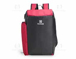 Versátil e pronta para o dia a dia! Mochila de 32 litros, resistente à água e feita em poliéster com detalhes emborrachados, conta com três compartimentos, sendo o principal com bolso para notebook de até 13 polegadas, além de um compartimento exclusivo para tênis, garantindo organização e separação eficiente dos pertences. Possui também bolso lateral de malha para acesso rápido aos itens. Equipada com mosquetão de alumínio, a mochila conta com alça de mão, além da área costada e alças para costas revestidas com espuma, oferecendo maior conforto durante o transporte. Acompanha alça transversal regulável, permitindo usá-la no formato de bolsa, o que proporciona ainda mais versatilidade no uso diário.