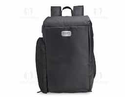 Versátil e pronta para o dia a dia! Mochila de 32 litros, resistente à água e feita em poliéster com detalhes emborrachados, conta com três compartimentos, sendo o principal com bolso para notebook de até 13 polegadas, além de um compartimento exclusivo para tênis, garantindo organização e separação eficiente dos pertences. Possui também bolso lateral de malha para acesso rápido aos itens. Equipada com mosquetão de alumínio, a mochila conta com alça de mão, além da área costada e alças para costas revestidas com espuma, oferecendo maior conforto durante o transporte. Acompanha alça transversal regulável, permitindo usá-la no formato de bolsa, o que proporciona ainda mais versatilidade no uso diário.