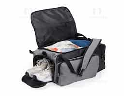 Versátil e pronta para o dia a dia! Mochila de 32 litros, resistente à água e feita em poliéster com detalhes emborrachados, conta com três compartimentos, sendo o principal com bolso para notebook de até 13 polegadas, além de um compartimento exclusivo para tênis, garantindo organização e separação eficiente dos pertences. Possui também bolso lateral de malha para acesso rápido aos itens. Equipada com mosquetão de alumínio, a mochila conta com alça de mão, além da área costada e alças para costas revestidas com espuma, oferecendo maior conforto durante o transporte. Acompanha alça transversal regulável, permitindo usá-la no formato de bolsa, o que proporciona ainda mais versatilidade no uso diário.