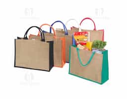 Sacola ecológica confeccionada em juta, um material resistente e sustentável, ideal para substituir as sacolas plásticas convencionais. Suas alças são firmemente costuradas na parte interna, garantindo maior durabilidade e conforto ao transportar objetos. Perfeita para compras, passeios ou uso diário, essa sacola contribui para a redução do impacto ambiental, sendo uma excelente opção para quem busca alternativas ecológicas e práticas. Além disso, a juta é biodegradável e possui um visual rústico e elegante, combinando estilo e consciência ambiental.