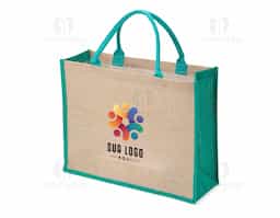 Sacola ecológica confeccionada em juta, um material resistente e sustentável, ideal para substituir as sacolas plásticas convencionais. Suas alças são firmemente costuradas na parte interna, garantindo maior durabilidade e conforto ao transportar objetos. Perfeita para compras, passeios ou uso diário, essa sacola contribui para a redução do impacto ambiental, sendo uma excelente opção para quem busca alternativas ecológicas e práticas. Além disso, a juta é biodegradável e possui um visual rústico e elegante, combinando estilo e consciência ambiental.