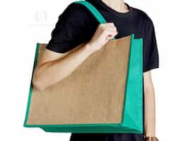 Sacola ecológica confeccionada em juta, um material resistente e sustentável, ideal para substituir as sacolas plásticas convencionais. Suas alças são firmemente costuradas na parte interna, garantindo maior durabilidade e conforto ao transportar objetos. Perfeita para compras, passeios ou uso diário, essa sacola contribui para a redução do impacto ambiental, sendo uma excelente opção para quem busca alternativas ecológicas e práticas. Além disso, a juta é biodegradável e possui um visual rústico e elegante, combinando estilo e consciência ambiental.