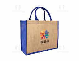 Sacola ecológica confeccionada em juta, um material sustentável, resistente e biodegradável, ideal para reduzir o consumo de plásticos e minimizar impactos ambientais. Com design rústico e elegante, essa sacola é perfeita para compras, passeios ou uso diário. Suas alças são costuradas na parte interna, proporcionando maior resistência e conforto ao carregar diversos tipos de objetos. Além de ser reutilizável, a juta oferece uma textura diferenciada e um toque natural ao acessório, tornando-o uma excelente opção para quem busca praticidade aliada à sustentabilidade. Ideal para empresas que desejam personalizar brindes ecológicos e promover a conscientização ambiental.