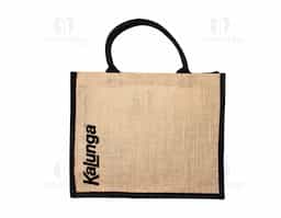 Sacola ecológica confeccionada em juta, um material sustentável, resistente e biodegradável, ideal para reduzir o consumo de plásticos e minimizar impactos ambientais. Com design rústico e elegante, essa sacola é perfeita para compras, passeios ou uso diário. Suas alças são costuradas na parte interna, proporcionando maior resistência e conforto ao carregar diversos tipos de objetos. Além de ser reutilizável, a juta oferece uma textura diferenciada e um toque natural ao acessório, tornando-o uma excelente opção para quem busca praticidade aliada à sustentabilidade. Ideal para empresas que desejam personalizar brindes ecológicos e promover a conscientização ambiental.