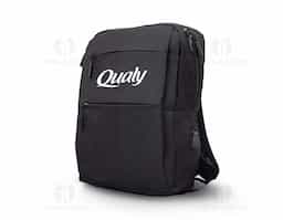 Leve tudo o que precisa com organização, sem abrir mão do conforto. Projetada para oferecer mais comodidade ao guardar os itens, nossa mochila de nylon resistente à água, com 17 litros, conta com 4 compartimentos, sendo o principal amplo, com divisórias para itens como canetas, documentos, cartões e um bolso dedicado para notebook de até 15,6. Na parte frontal, são três compartimentos, sendo um maior, ideal para guardar documentos importantes de folhas maiores. Para facilitar ainda mais a rotina, ela possui um bolso lateral, perfeito para garrafas ou itens menores, além de uma entrada USB, garantindo mais praticidade para manter seus dispositivos sempre carregados. Essa mochila é tudo o que precisa para acompanhar seu ritmo e manter tudo no lugar, aonde quer que você vá.