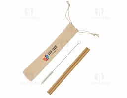 Esse kit oferece uma opção sustentável aos canudos descartáveis, ajudando a diminuir o uso de plástico no dia a dia. São 2 canudos de bambu, duráveis e naturais, acompanhados de uma escova de limpeza com ponteira plástica para que você possa reutilizá-los sempre que quiser. Tudo isso em um estojo de algodão reciclado com ajuste, perfeito para manter seus canudos sempre à mão e bem protegidos.