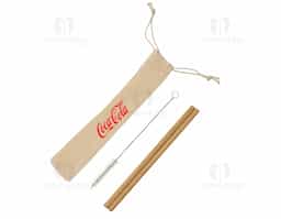 Esse kit oferece uma opção sustentável aos canudos descartáveis, ajudando a diminuir o uso de plástico no dia a dia. São 2 canudos de bambu, duráveis e naturais, acompanhados de uma escova de limpeza com ponteira plástica para que você possa reutilizá-los sempre que quiser. Tudo isso em um estojo de algodão reciclado com ajuste, perfeito para manter seus canudos sempre à mão e bem protegidos.