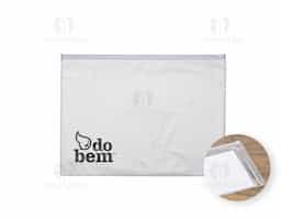 Pasta de pvc cristal transparente com fechamento zip zap. OBS.: Para prolongar a vida útil do material pvc, atente-se as condições ideais de armazenamento: mantenha o material em local seco e arejado, livre da exposição ao sol e altas temperaturas.