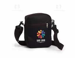 Bolsa de ombro em nylon, resistente e estilosa, com dois compartimentos espaçosos. O principal conta com um bolso interno telado para melhor organização. Possui alça ajustável para maior conforto e versatilidade.