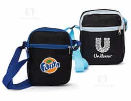 Bolsa de ombro em nylon, resistente e estilosa, com dois compartimentos espaçosos. O principal conta com um bolso interno telado para melhor organização. Possui alça ajustável para maior conforto e versatilidade.
