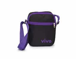 Bolsa de ombro em nylon, resistente e estilosa, com dois compartimentos espaçosos. O principal conta com um bolso interno telado para melhor organização. Possui alça ajustável para maior conforto e versatilidade.