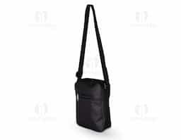 Bolsa de ombro em nylon, resistente e estilosa, com dois compartimentos espaçosos. O principal conta com um bolso interno telado para melhor organização. Possui alça ajustável para maior conforto e versatilidade.