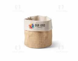 "Sacola multiuso fabricada em juta e algodão (260g/m²), combinando resistência e sustentabilidade. Versátil, pode ser usada como vaso para plantas, agregando um toque rústico e elegante à decoração, ou como bolsa de arrumação para organizar objetos com praticidade. Com dimensões de Ø180 x 130 mm, é compacta e funcional, sendo uma excelente opção para quem busca estilo e utilidade no dia a dia
