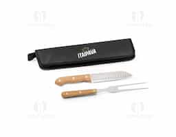 Kit churrasco com estojo em 210D. Composto por 2 utensílios : garfo e faca japonesa em aço inox com cabos em madeira. Certificação EU Food Grade. A cor e o resultado da impressão nos materiais naturais pode variar entre produtos. Garfo: 300 mm | Faca Japonesa: 285 mm | Dimensão da mala: 350x130x20mm