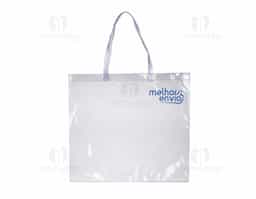 Sacola de pvc de frente e verso liso, possui alça com detalhe em relevo. OBS.: Para prolongar a vida útil do material pvc, atente-se as condições ideais de armazenamento: mantenha o material em local seco e arejado, livre da exposição ao sol e altas temperaturas.