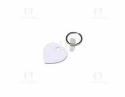 Chaveiro de acrílico em formato de coração, frente verso e liso. Possui prendedor de plástico que conecta a argola metálica.
