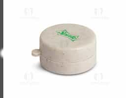 "Copo retrátil de 200ml feito em fibra de arroz, sustentável e compacto. Ideal para levar na bolsa ou mochila, perfeito para o dia a dia. Possui um prático porta comprimidos integrado, facilitando o transporte de medicamentos ou suplementos. Design moderno e ecológico, ideal para quem busca praticidade e consciência ambiental. Fácil de limpar, resistente e reutilizável. Uma escolha inteligente para sua rotina