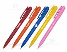 Caneta plástica translúcida com carga esferográfica azul, ideal para o dia a dia. Leve e resistente, possui acionamento por clique, garantindo praticidade e rapidez no uso. Seu design moderno e transparente permite visualizar o nível da tinta, proporcionando maior controle. Escrita macia e fluida, perfeita para anotações, estudos e trabalho. Disponível em diversas cores para combinar com seu estilo