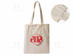 Sacola ecológica de algodão com alças de costura invertida, resistente e ideal para o dia a dia. Perfeita para compras, passeios e eventos, oferece durabilidade e estilo sustentável. Seu design reforçado garante maior resistência ao peso, proporcionando praticidade e conforto no transporte. Reutilizável e personalizada, é uma excelente opção de brinde ecológico, incentivando um consumo mais consciente.