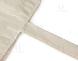 Sacola ecológica de algodão com alças de costura invertida, resistente e ideal para o dia a dia. Perfeita para compras, passeios e eventos, oferece durabilidade e estilo sustentável. Seu design reforçado garante maior resistência ao peso, proporcionando praticidade e conforto no transporte. Reutilizável e personalizada, é uma excelente opção de brinde ecológico, incentivando um consumo mais consciente.