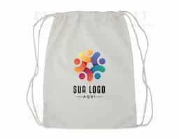 Mochila saco tamanho G, confeccionada em algodão resistente e sustentável. Leve e prática, é ideal para o dia a dia, academia, passeios e eventos. Possui cordões reforçados que garantem fechamento seguro e conforto ao transportar. Seu design versátil permite personalização, tornando-a uma excelente opção de brinde promocional ou acessório funcional. Reutilizável e ecológica, combina estilo e praticidade.